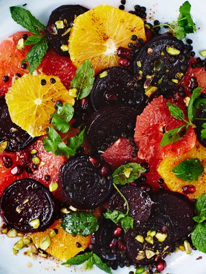 Punajuuri-sitrussalaatti tuo joulupöytään uusia kirpeitä makuja.