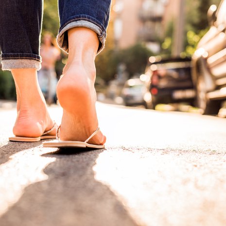 Kesähelteellä jalkojen turvotus on yleinen vaiva. Varvastossut ovat kesällä ihanat, mutta eivät paras vaihtoehto ainakaan pidemmille kävelyretkille.