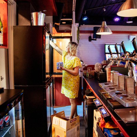 Savonlinnalaisen Erja Kilpeläisen työpäivät omassa pubissa ovat välillä 16-tuntisia. "Se ei haittaa. Olen sekä ilta- että aamuihminen, ja minulla on hyvät unenlahjat."