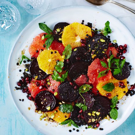 Kaada kastike salaatin päälle juuri ennen tarjoilua. 