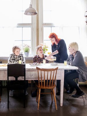 Jenni Törnblom-Huikari kaataa Cristoferille, Micaelille ja Leidalle mehua.