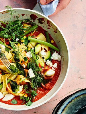 Hyödynnä pakastimen perukoille unohtuneet vihannekset nopeassa pastassa. 