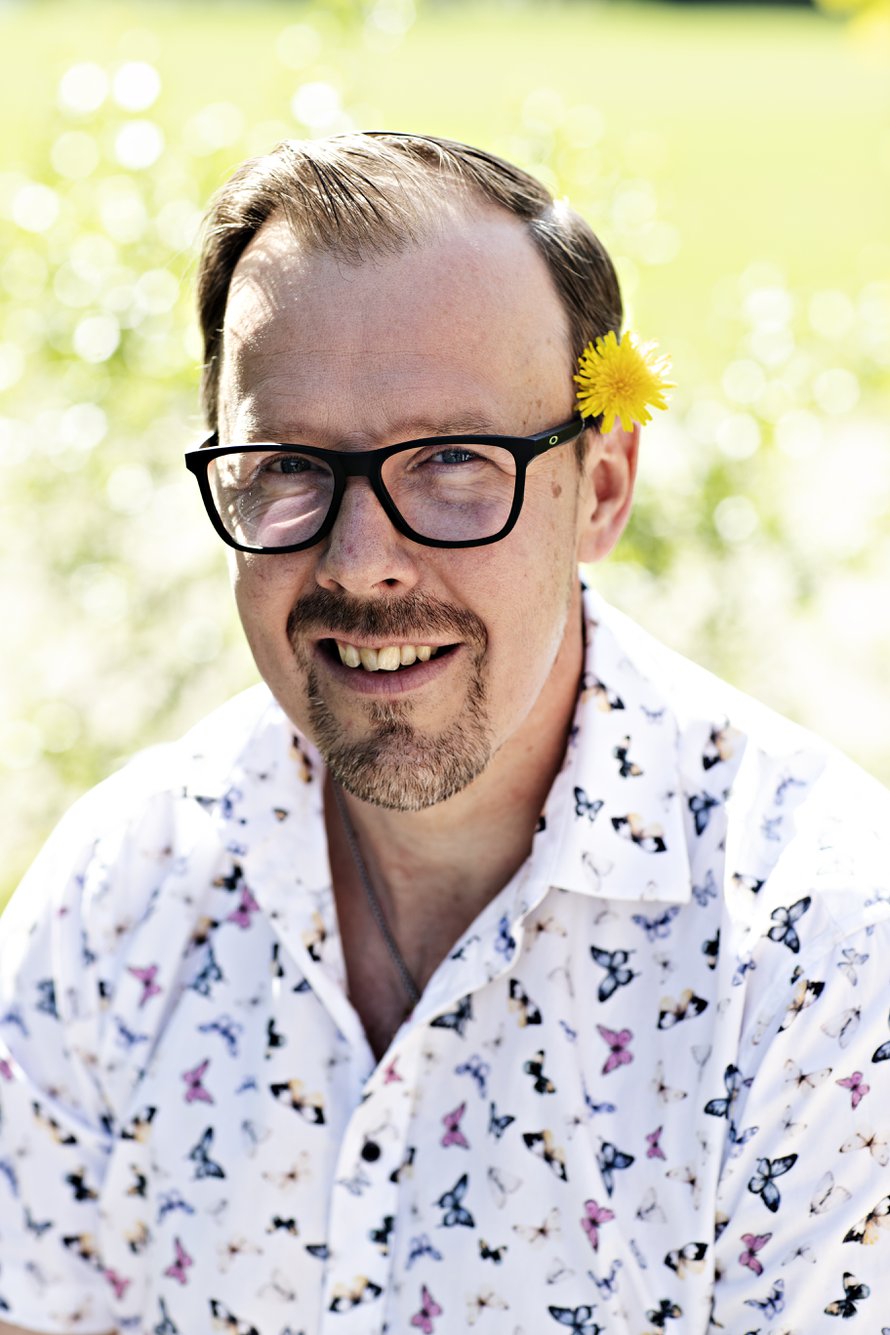 51-vuotias Jari Paavola asuu Kokemäellä itse rakentamassaan omakotitalossa. Perheeseen kuuluu 16-vuotias tytär, joka asuu sekä isällä että äidillä. Jarin suuri intohimo on kansanmusiikki. Vuonna 2020 Jari valittiin vuoden satakuntalaiseksi pelimanniksi. Hän on osallistunut Tähän aikaan ensi vuonna- ja Maajussille morsian -ohjelmiin.