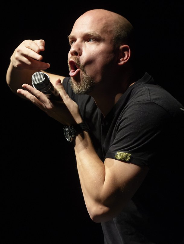 "Ihminen voi olla hauska vain, jos hän hyväksyy ärsyttävimmätkin piirteensä. Vei kymmenen vuotta ennen kuin tajusin sen", Niko Kivelä sanoo.