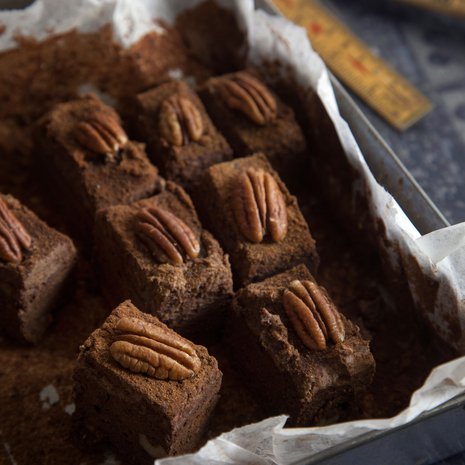 Bataatti kätkeytyy suklaan joukkoon.