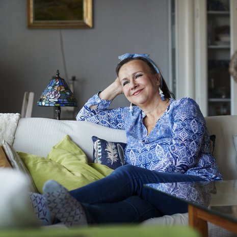 60-vuotias Suomen Kansallisteatterin näyttelijä asuu Helsingissä miehensä kanssa. ”Nuorena odotin, että tulisin vanhemmaksi. Se tuntui kiinnostavammalta. En ole koskaan haikaillut nuoruuden perään.”