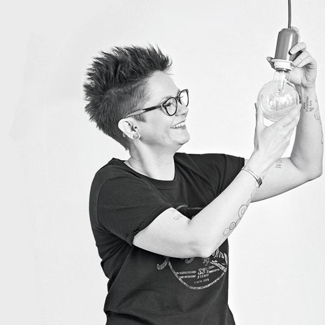 Miia-Teresa Syrjänen, 41, työskentelee lähihoitajana kehitysvammaisten parissa ja asuu Hämeenlinnassa. Miia rakastaa villahousuja ja herää lauantaisin katsomaan piirrettyjä televisiosta.