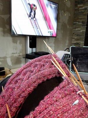 "Mäkihyppyä ja 'Sunnuntaisin'-sukat Niina Laitisen mallilla."  Helena Geitel