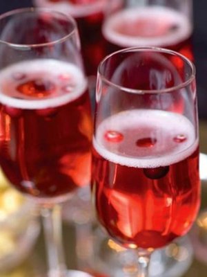 Jäiset karpalot viimeistelevät kuohuviinidrinkin.