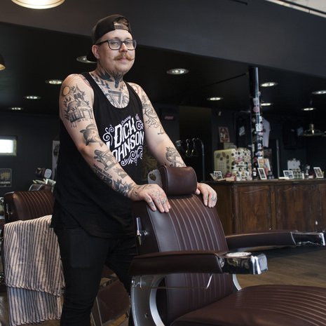 Parturi Jan-Magnus Kuisma on oppinut, että jokaisella ihmisellä on oma, ainutlaatuinen tarinansa. "Se vetää aika nöyräksi."