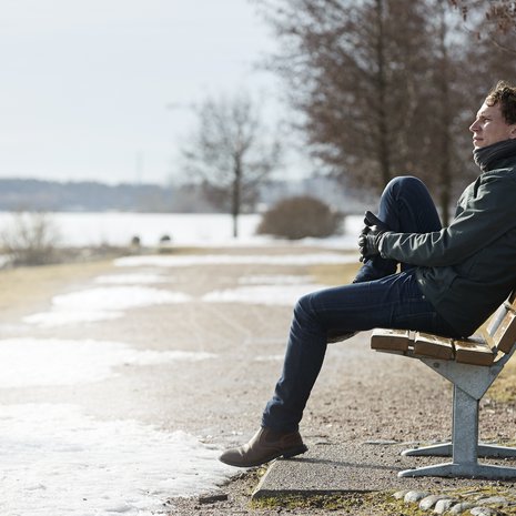 ”Vanhemmuus kuulostaa yhteiskunnallisessa keskustelussa usein raskaalta ja tylsältä ja lapset vähän vaivalloiselta massalta. Se puhe surettaa ja suututtaakin”, Juha Itkonen sanoo.