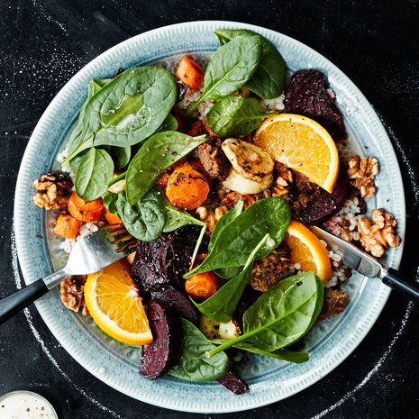 Vaikka ei heti arvaisi, tämä ohra-juuressalaatti on täydellinen lounas. Reseptiin löydät linkin jutun lopusta.