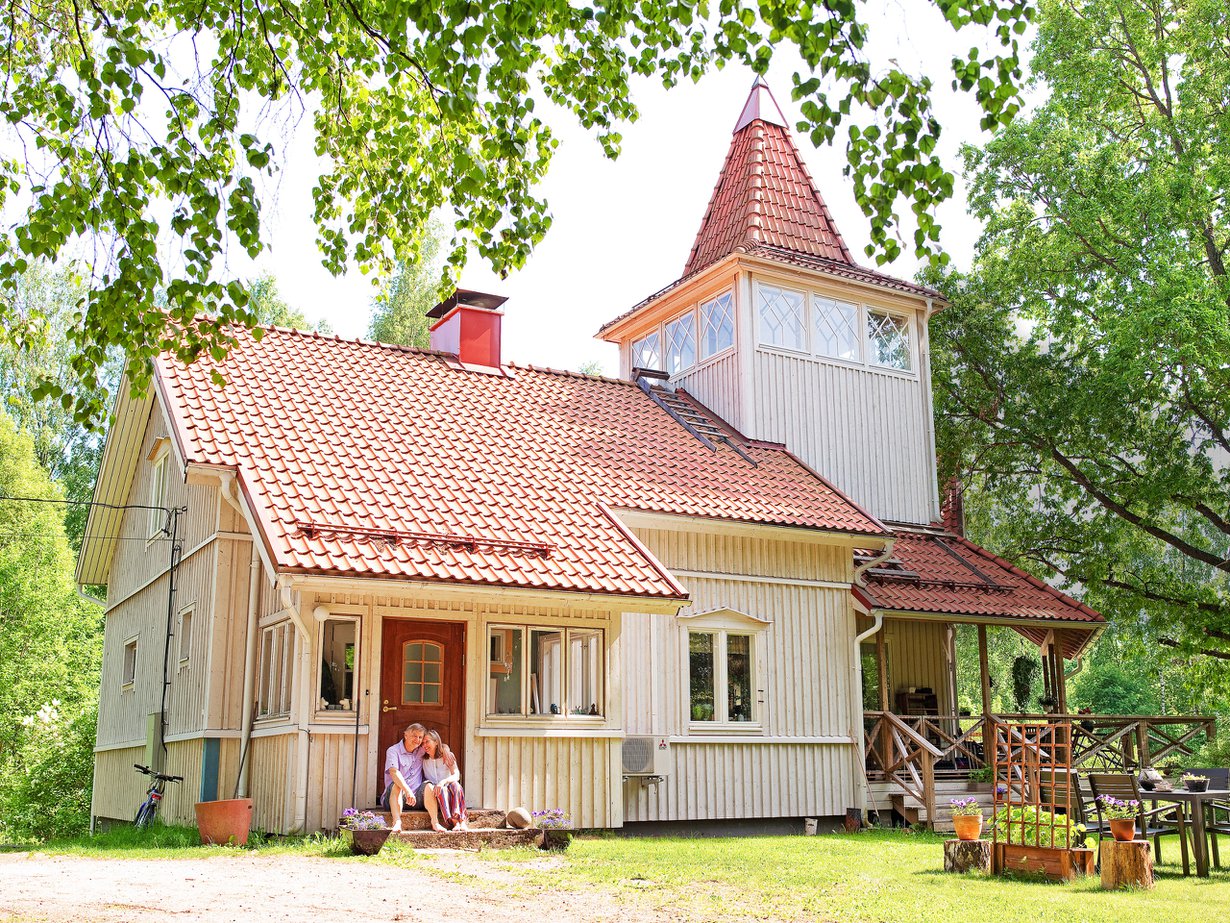 Talo oli pitkään kesähuvilana, ennen kuin Tove Slotte muutti sinne perheineen. Markku saapui tyttärineen vuonna 2006.