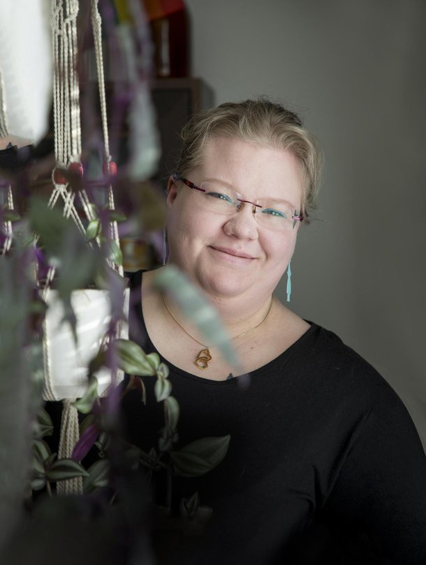 Anna-Reeta Pakarinen on 26-vuotias lähihoitaja ja asuu Pudasjärvellä sekarotuisen koiransa Dianan kanssa. Autismi- ja Aspergerliitto valitsi hänet vuoden 2018 vapaaehtoiseksi. Anna-Reetan korvissa roikkuvat Nuuskamuikkuset. ”Koen, että sisälläni asuu Nuuskamuikkunen, luontoihminen ja itsenäinen vaeltelija.”