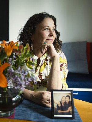 Krista Launosta (kuvassa) ja Susanna Lehmuskoskea yhdisti yli 20 vuotta nauru, matkustelu, ilta- unisuus, jooga, kirjoittaminen, eläinrakkaus, ystävyys. ”Suski hyväksyi minut aina: sä oot nyt sitten tuommoinen”,  Krista sanoo.