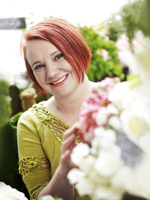 Minna Rintala, 45, on Jyväskylässä asuva kukkakauppias.  Perheeseen kuuluvat puoliso Pasi sekä Minna lapset Erika, 20, ja Akseli, 15, ja Pasin lapset sekä Akselin sisarukset.  ”Jos lapsuuden kotitalossa ei olisi ollut kukkakauppaa ja jos en olisi ajanut autoani ojaan, olisinkohan tässä, kukkakauppiaana ja Pasin vaimona”, Minna miettii.