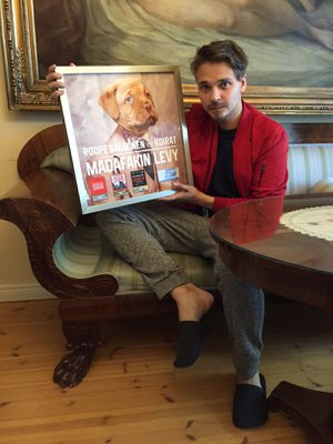 Roope Salminen on 26-vuotias helsinkiläinen laulaja-näyttelijä. 