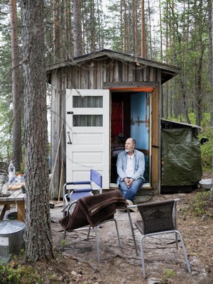 Kuuden neliön mökki Pielisen rannalla lapsuuden mailla on Markku Pölöselle, 63, rakkain paikka maailmassa, mutta sekään ei ole oma. Sinne Markku lähtee, kun työt ja ajatukset kaatuvat päälle. ”Tunti siellä, ja olen ihan kunnossa taas.”