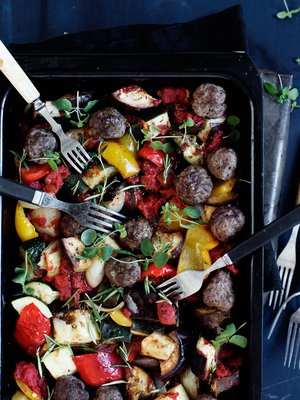 Helppo ratatouille valmistuu uunissa kuin itsestään.