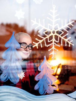 Ikkunaan Sira maalaa lumisen maiseman piimällä. Se tuo joulutunnelmaa, vaikka lunta ei olisikaan.