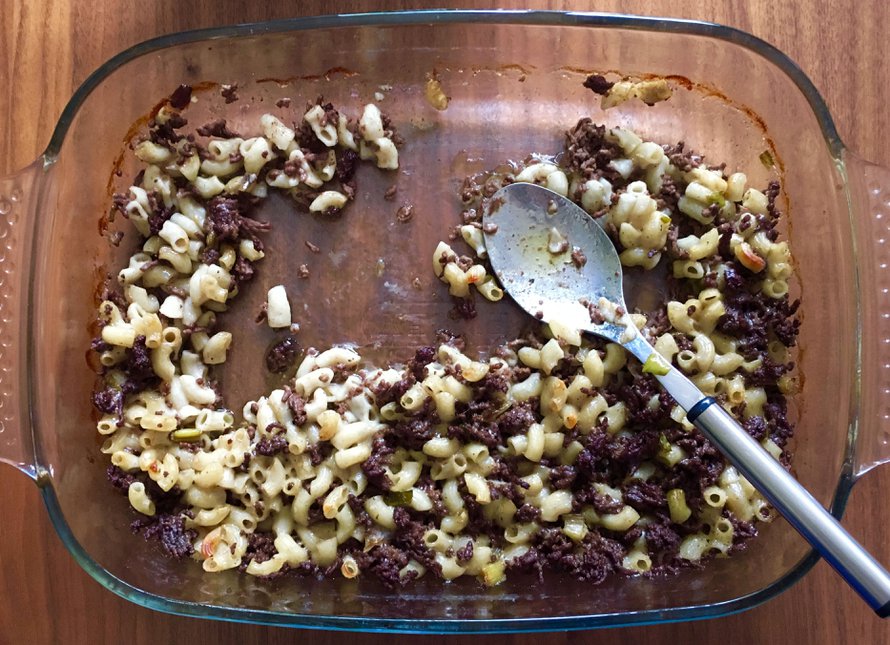 Tätä ruokaa voisi ehkä kuvailla enemmänkin makaroniksi ja jauhelihaksi vuoassa kuin makaronilaatikoksi. Pääasia on, että se on hyvää.