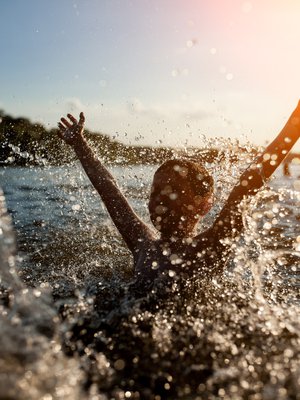 Willansin mukaan ulkomaalaista saattaa ihmetyttää, kuinka koko perheen kesähupeihin saattaa kuulua spontaani naku-uinti.