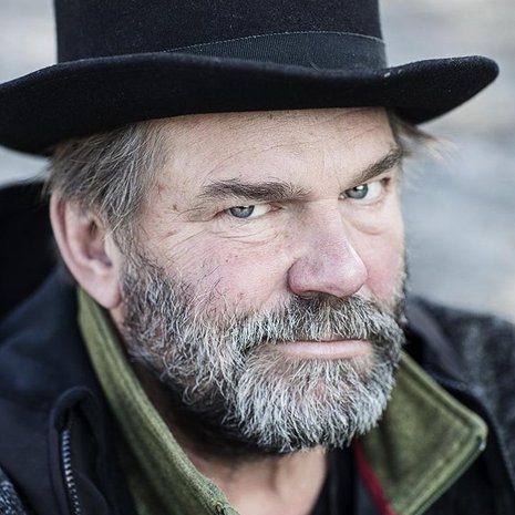 Kai Lehtinen on näyttelijä, ohjaaja ja kuuden lapsen isä.