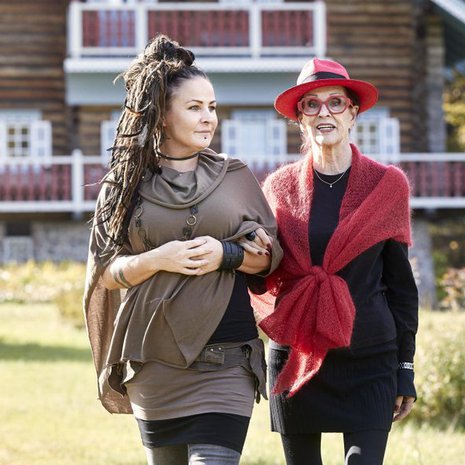 Kiti Samulin asuu ja työskentelee nykyään Hyrsylän Mutkassa. Aira Samulin, 92, on hänen mummonsa ja pomonsa.