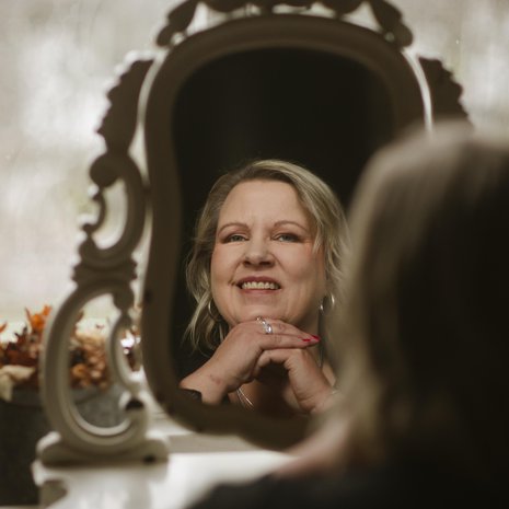 Minna tunnistaa nykyään hyvin ennakkoon, milloin masennus- tai hypomaniajakso on alkamassa. ”Olen aamuvirkku ja herään usein viideltä. Yksi merkki masennuksesta on se, jos unet alkavat venyä seitsemään ja tuntuu, etten piristy nopeasti.”