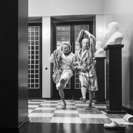 Eeva-Leena Pokela ja hänen poikansa Petteri Sariola saunovat mielellään taiteilijakoti Lallukassa, missä Eeva-Leenalla on asunto.