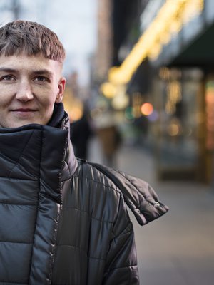 Pilvi Takala on hakeutunut työssään kiusallisiin tilanteisiin niin monta kertaa, etteivät tosielämän pienet kommellukset tunnu enää missään.