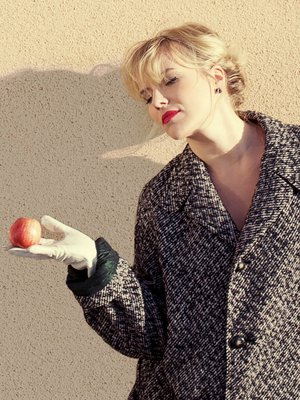 Laulaja ja lauluntekijä Yona kurkistaa silloin tällöin elämänohjeita tarot-korteistaan.