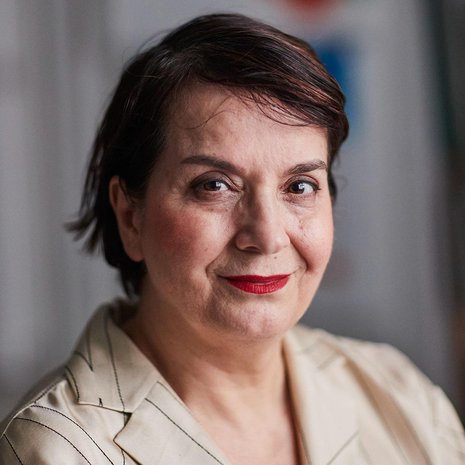 Melek Mazici, 66, muutti Turkista Suomeen 25-vuotiaana. "Minulta kysytään aina, mikä osa minussa on suomalaista ja mikä turkkilaista. Molemmat puoleni ovat 41 vuodessa sulautuneet yhteen, eikä niitä voi erottaa."