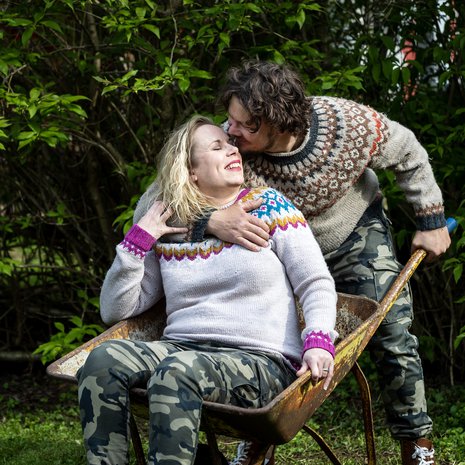 Elina Kärki, 44, ja Matti Kärki, 42, rakastuivat toisiinsa jo peruskoulussa, mutta alkoivat seurustella vasta kevättalvella 2021. Häitä vietettiin viimein heinäkuussa 2022.