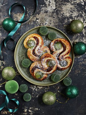 Marmeladikuulat loistavat kanelipullissa kuin jalokivet.