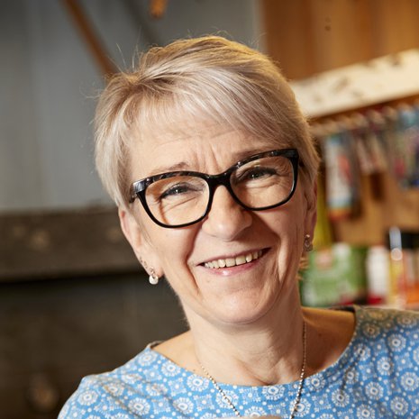 Kuinkahan monta kertaa Annukka Kaltiainen on kuullut turistin ihmettelevän, että hänen kahvilansa ilmestyi kuin tyhjästä? ”Tämä on hyvällä paikalla. Seuraavat palvelut ovat joko Kuhmossa 80 kilometriä pohjoiseen tai Lieksassa 30 kilometriä etelään.”