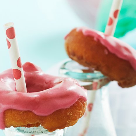 Mansikanmakuisesta tomusokerista syntyy herkullisen pinkki kuorrute donitseille.