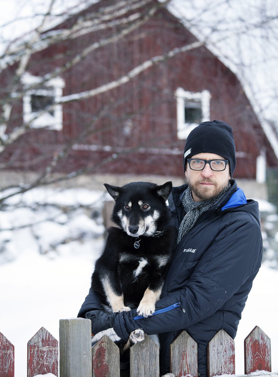 Kai Latvalehdon koti on nyt Haukiputaalla. Perheeseen kuuluu myös lapinporokoira Vimpa.