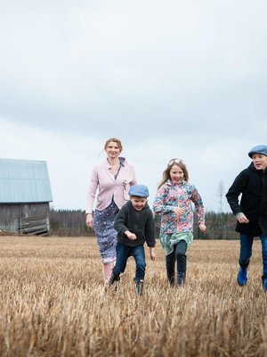 Näkymä kodin takapihalta on Paulalle maailman rakkain maisema. Nelli, Niilo, Nilla ja Nooa ovat muistikuviensa mukaan leikkineet pellolla ”aina”.