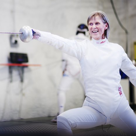 Päiväkodin hoitaja Ritva-Leena Lehtonen, 60, asuu miehensä kanssa Hämeenkyrössä. Pariskunnalla on neljä lasta, joista kaksi miekkailee.