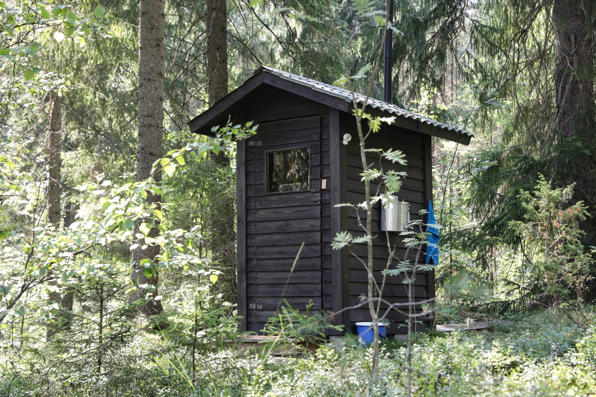 Luonnon kannalta paras mökkipiha on mahdollisimman luonnontilainen. Sellaiseen huussikin maisemoituu kauniisti.