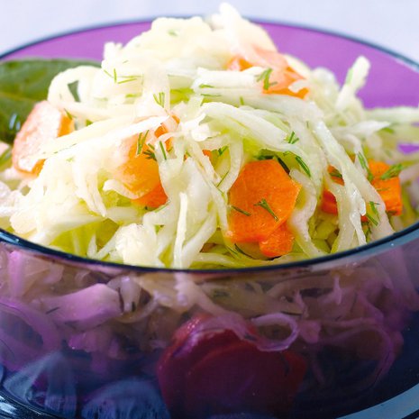 Tilli antaa kaalisalaatille yllättävän ja hauskan makulisän. 