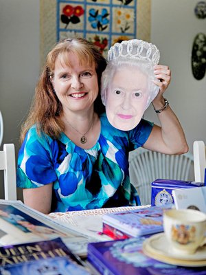 Kun Victoria ja Daniel menivät naimisiin, Ulla pukeutui juhlavaatteisiin, hankki prinsessakakun ja nosti Ruotsin lipun pystyyn pöydälle. Ihanin kaikista on kuitenkin kuningatar Elisabet.