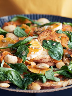 Italialainen panzanella eli leipäsalaatti ei kaipaa lisukkeita, sillä siinä on sekä ihanan pehmeitä että rouskuteltavia kohtia.