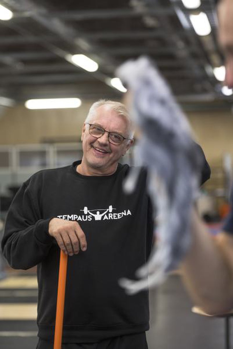 Matti Vestman harjoittelee osa-aikaeläkeläisen arkea. Helppoa se ei hänen mukaansa ole, koska koko ajan olisi kaikenlaista kiinnostavaa tekemistä, eikä Matti ole kovin hyvä pysymään paikoillaan.