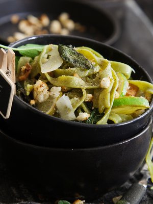 Raikas lime piristää nopsan salviapastan.