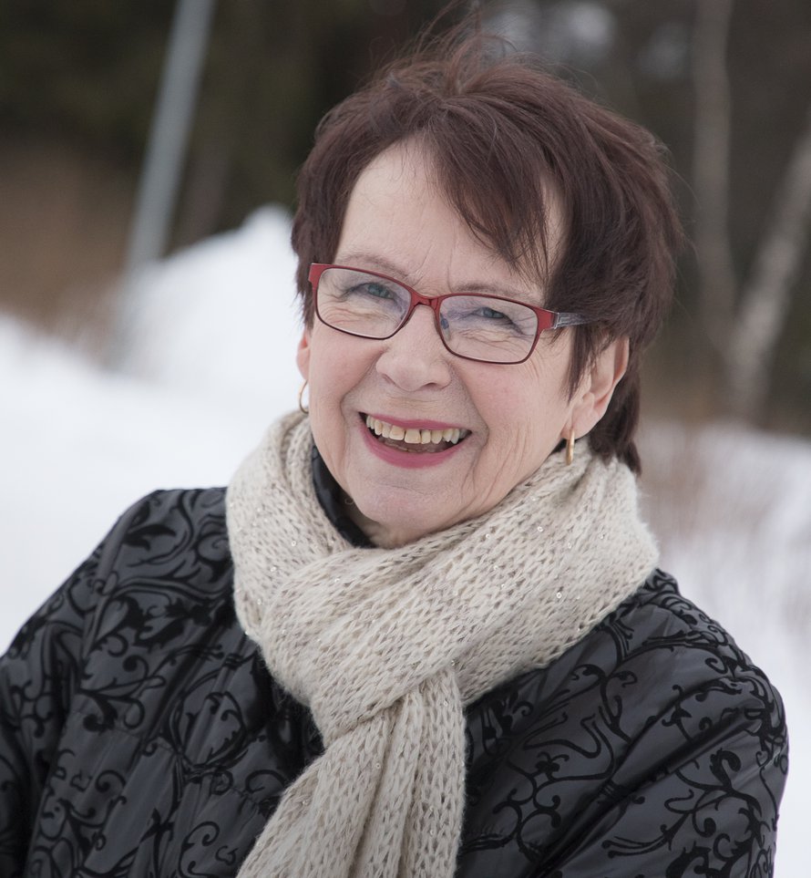 Hilkka Raninen, 70, asuu Haukiputaalla. ”Joinain aamuina haluaisin vain hypätä ylös sängystä kahvinkeittoon, mutta ensin pitää kiinnittää jalka. Olisi myös ihanaa kävellä paljain varpain ruohikossa.”