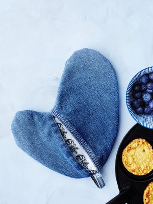 Silppua paksut puuvillafarkut paloiksi ja ompele niistä käteen istuva patakinnas. Eristekerroksen leikkaat parhaat päivänsä nähneestä pyyhkeestä. Kinnas on reilun kokoinen, joten siihen mahtuu miehenkin käsi.