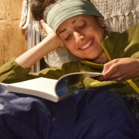 Voisiko kirjojen pariin löytää uudelleen, kun asettaisi päivittäisen lukutavoitteen? Anna päätti kokeilla. Kuvituskuva.