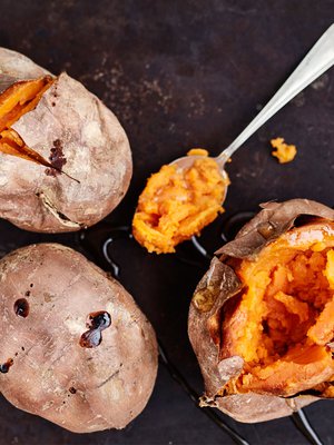 Kypsyneen bataatin tunnistaa kuoppaisesta kuoresta.